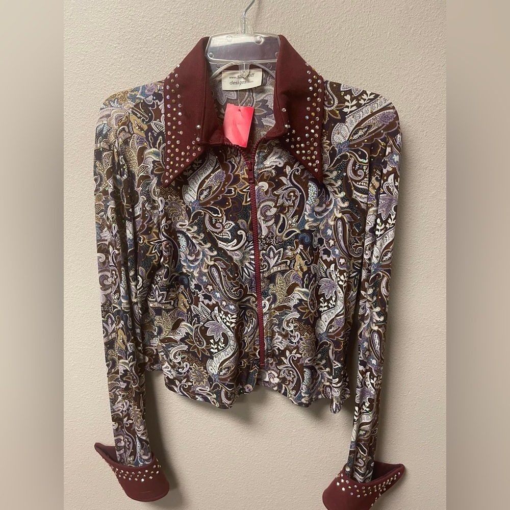 Beautiful zip up show shirt. Excellent condition! No missing stones
